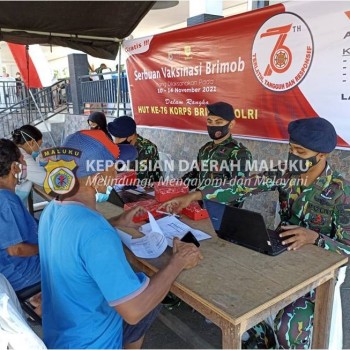 Jelang HUT ke 76, Brimob Maluku Vaksinasi Ratusan Warga