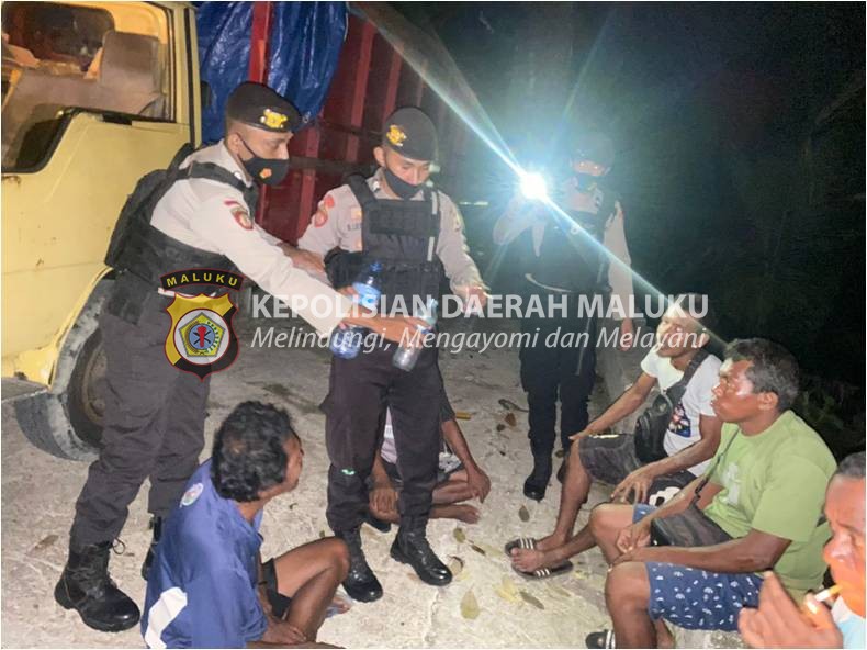 Patroli Pekat, Polda Maluku Bubarkan Warga Lagi Miras