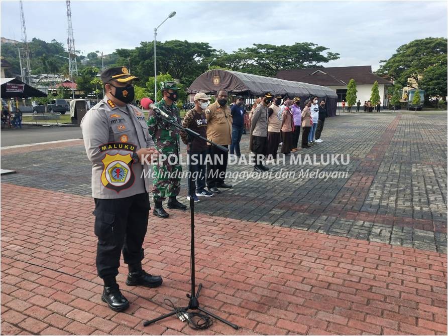 Binmas Polda Maluku Gelar Manggurebe Bersih Kota dan Pantai di Ambon