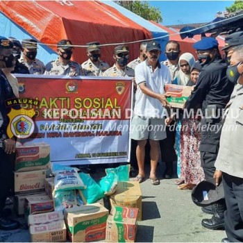 Biro SDM Polda Maluku Salurkan Bantuan untuk Korban Kebakaran Soabali