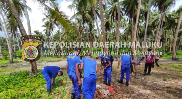 Sambut HUT Airud ke-71 tahun 2021, Sat Polairud dan personil Polres Tanimbar Bhakti Sosial di Pantai Weluan