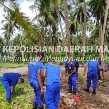 Sambut HUT Airud ke-71 tahun 2021, Sat Polairud dan personil Polres Tanimbar Bhakti Sosial di Pantai Weluan