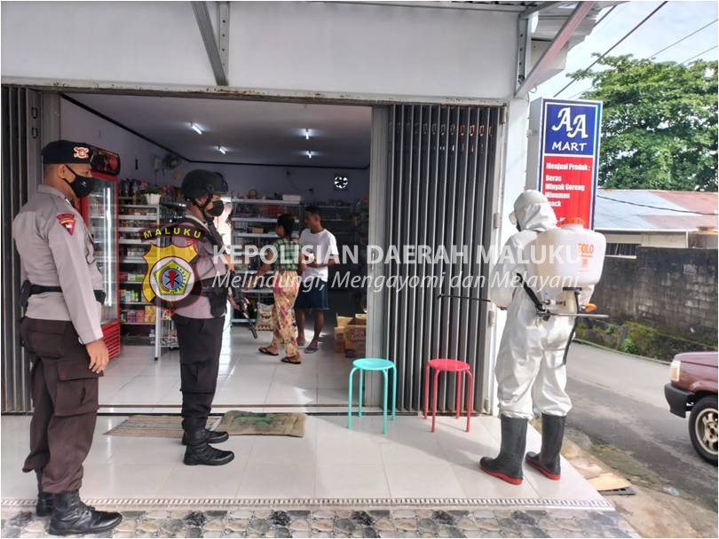 Personil Kompi 4 Batalyon A Pelopor Semprotkan Cairan Disinfektan Di Pertokan Dan Fasilitas Umum