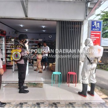 Personil Kompi 4 Batalyon A Pelopor Semprotkan Cairan Disinfektan Di Pertokan Dan Fasilitas Umum