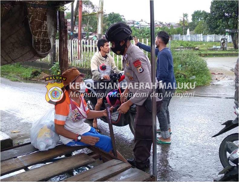 Bagikan Masker Gratis Kepada Masyarakat Brimob Kompi 4 Batalyon A Pelopor Peduli Kesehatan Masyarakat