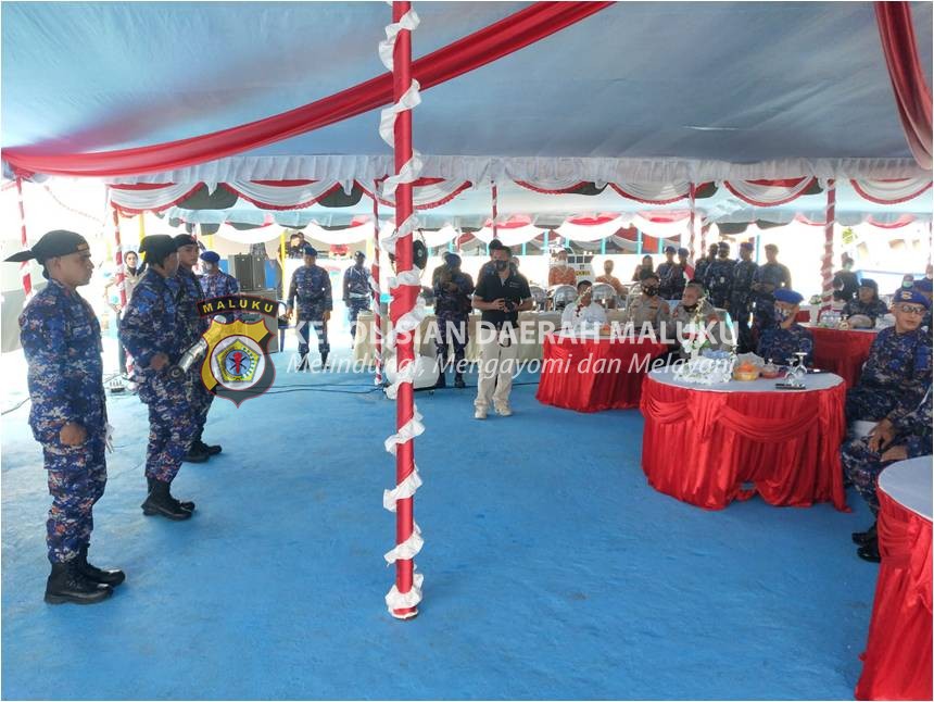 Wakapolda Maluku Bagi Nasi Tumpeng kepada Personil Polairud Termuda dan Tertua