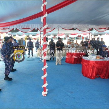 Wakapolda Maluku Bagi Nasi Tumpeng kepada Personil Polairud Termuda dan Tertua