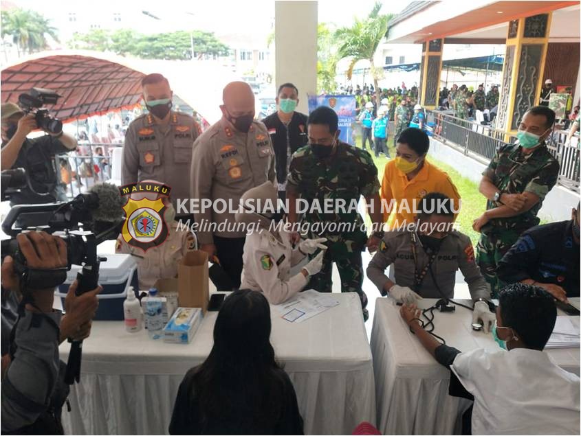 Kapolda Maluku Dampingi Panglima TNI Tinjau Vaksinasi Covid-19 di Ambon