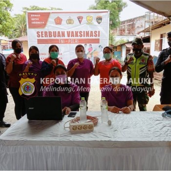 Brimob Kompi 1 Batalyon A Pelopor Melaksanakan Serbuan Vaksinasi TNI-POLRI Di Halaman Balai Desa Negeri Lama