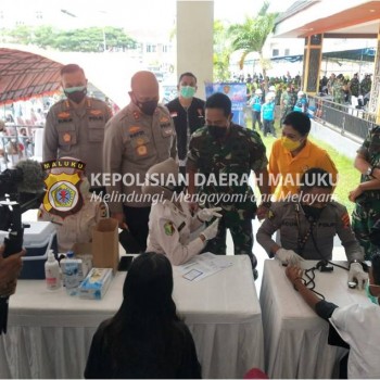 Kapolda Maluku Dampingi Panglima TNI Tinjau Vaksinasi Covid-19 di Ambon