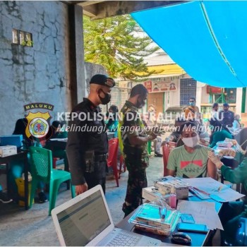 Dorong Herd Immunity, Brimob Maluku Akselerasi Vaksinasi Covid di Kampung Jawa