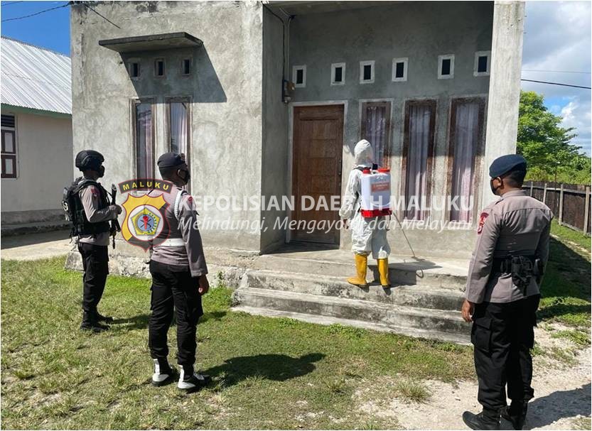 Upaya Meminimalisir Penyebaran Covid-19, Brimob Kompi 3 Batalyon A Pelopor Laksanakan Penyemprotan Disinfektan