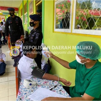 Brimob Maluku Akselerasi Vaksinasi Covid - 19 Pelajar