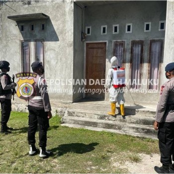 Upaya Meminimalisir Penyebaran Covid-19, Brimob Kompi 3 Batalyon A Pelopor Laksanakan Penyemprotan Disinfektan