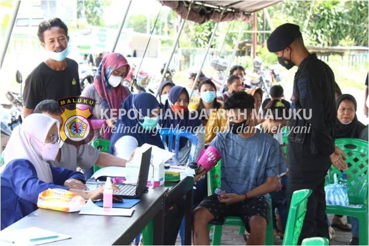 Danki Brimob Datangi Rumah Warga Ajak Vaksinasi Covid-19