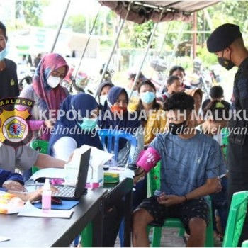 Danki Brimob Datangi Rumah Warga Ajak Vaksinasi Covid-19