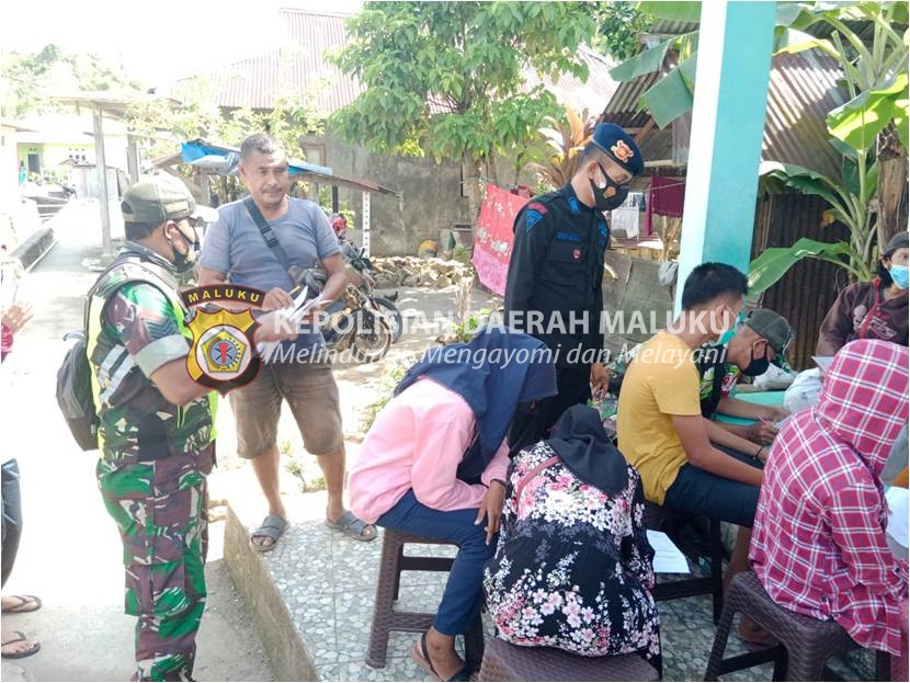 Brimob Dampingi Warga Melaksanakan Serbuan Vaksinasi Di Posyandu Kampung Baru