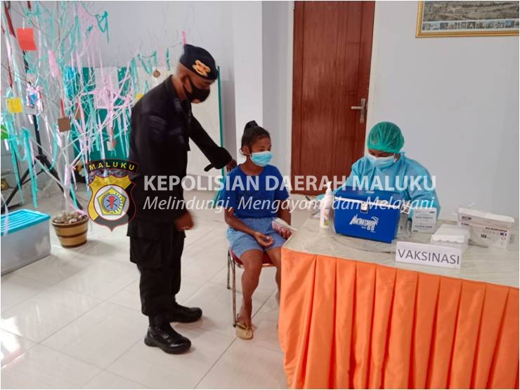 Menggandeng Mahasiswa Kedokteran Universitas Pattimura, Brimob Gencarkan Vaksinasi Covid-19