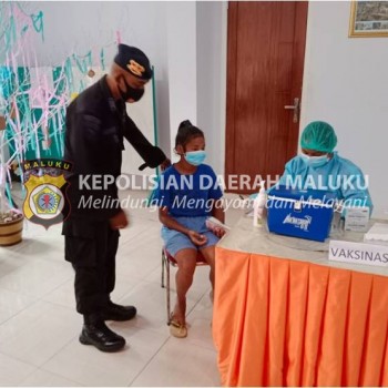 Menggandeng Mahasiswa Kedokteran Universitas Pattimura, Brimob Gencarkan Vaksinasi Covid-19