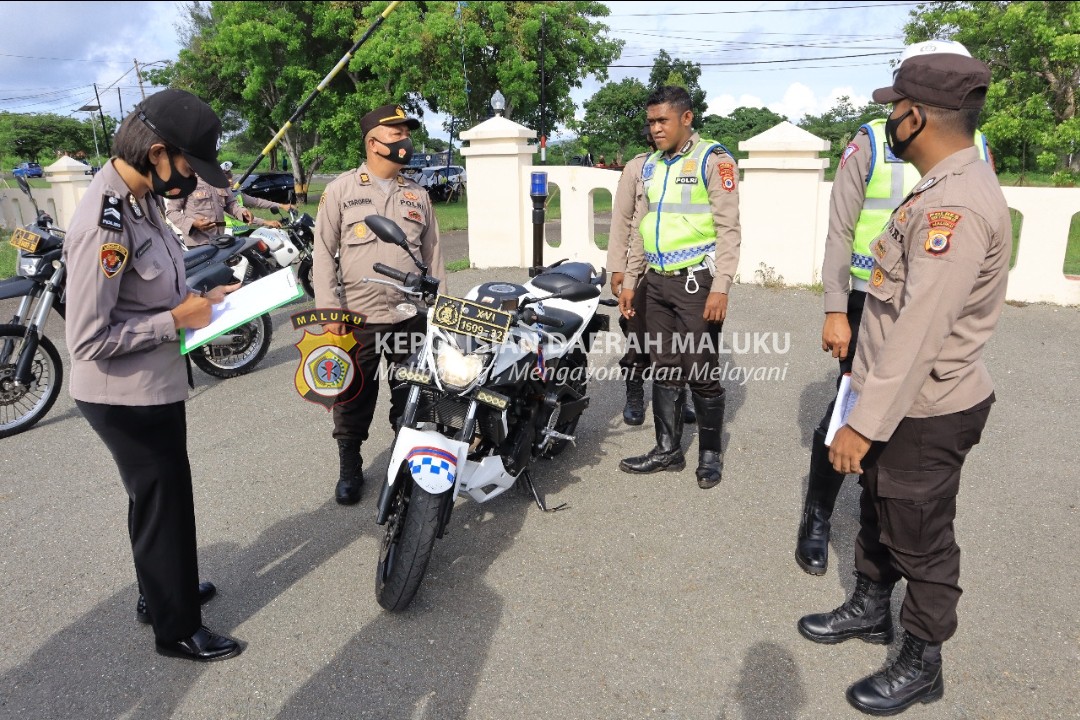 Cek Ranmor Dinas, Kabag Log Polres Kepulauan Tanimbar Ingatkan Personil Rawat Kendaraan Guna Dukung Pelayanan Masyarakat