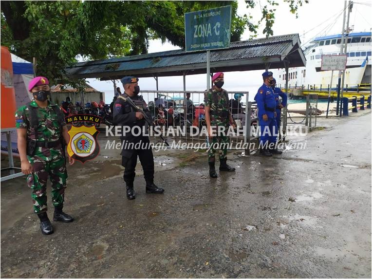 Petugas Gabungan Pantau Kegiatan Masyarakat di Pelabuhan Jelang Tahun Baru