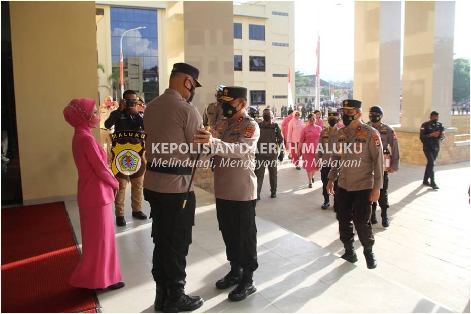 Sambut Kapolda Baru, Ratusan Personel Polda Maluku Gelar Jajar Hormat