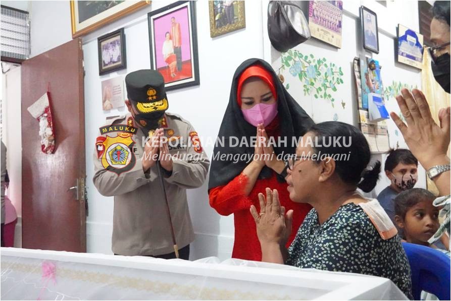 Ikut Berduka, Kapolda Melayat di Rumah Duka Keluarga Pakor Polwan Polda Maluku