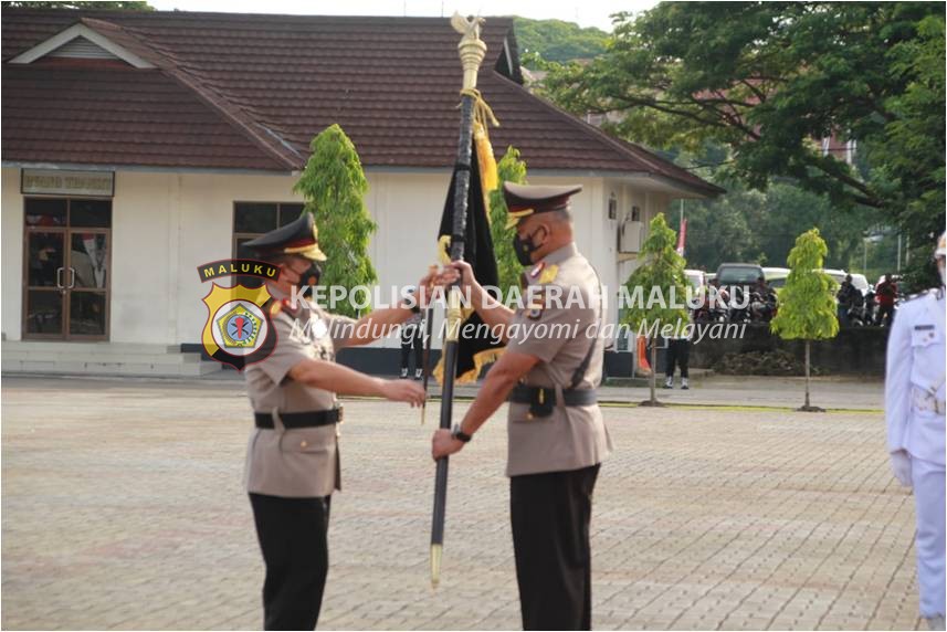 Kapolda Baru Terima Pataka Polda Maluku dari Pejabat Lama