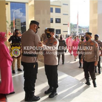 Sambut Kapolda Baru, Ratusan Personel Polda Maluku Gelar Jajar Hormat