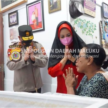 Ikut Berduka, Kapolda Melayat di Rumah Duka Keluarga Pakor Polwan Polda Maluku