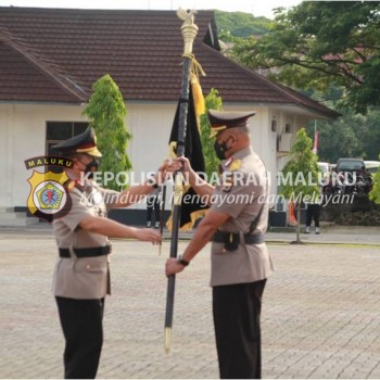 Kapolda Baru Terima Pataka Polda Maluku dari Pejabat Lama