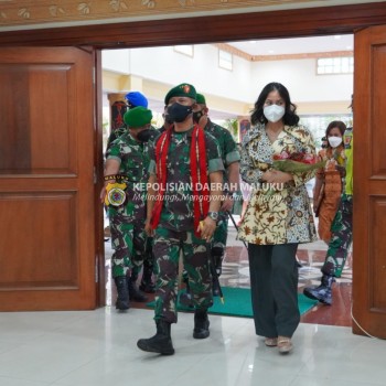 Kapolda Maluku Menjemput Kedatangan Pangdam XVI/Pattimura yang Baru