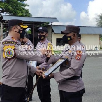 Apresiasi keberhasilan tugas dan prestasi, Polres Tanimbar berikan sejumlah Piagam Penghargaan kepada personil dan Nakes