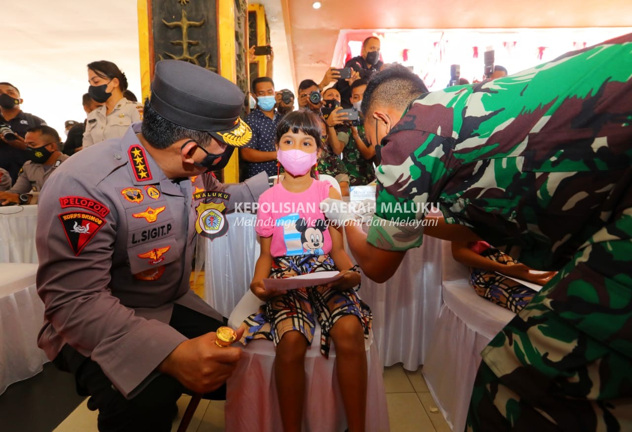 Tinjau Belajar Tatap Muka dan Vaksinasi di Ambon, Kapolri Sapa Anak-anak