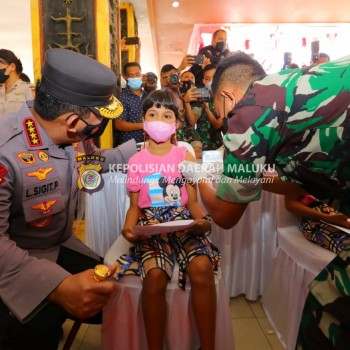 Tinjau Belajar Tatap Muka dan Vaksinasi di Ambon, Kapolri Sapa Anak-anak