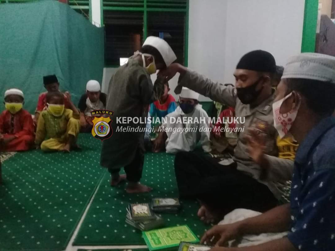 Tanamkan Nilai Agama, Bhabinkamtibmas Desa Wanakarta Ajarkan Anak-Anak Mengaji