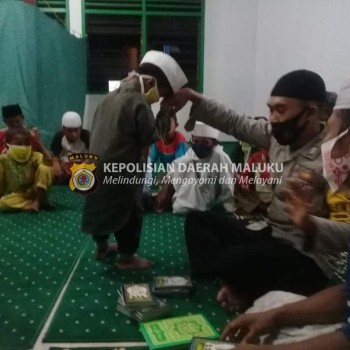 Tanamkan Nilai Agama, Bhabinkamtibmas Desa Wanakarta Ajarkan Anak-Anak Mengaji