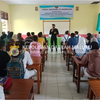 Melalui Sosialisasi, Brimob Sukses Mengajak Puluhan Siswa SMA Melakukan Vaksin