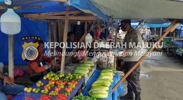 Bina kesadaran pakai Masker secara masif, Sat Binmas Polres Tanimbar tingkatkan Sosialisasi dan bagi masker gratis kepada Pelaku usaha dan warga