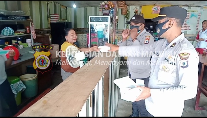 Tumbuhkan kesadaran Penggunaan Masker, Sat Binmas Polres Tanimbar tingkatkan Sosialisasi dan bagi masker gratis kepada Pelaku usaha dan warga