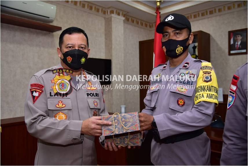 Kapolri Berikan Penghargaan Kepada Enam Anggota Polda Maluku