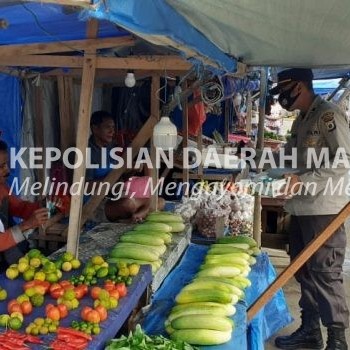 Bina kesadaran pakai Masker secara masif, Sat Binmas Polres Tanimbar tingkatkan Sosialisasi dan bagi masker gratis kepada Pelaku usaha dan warga