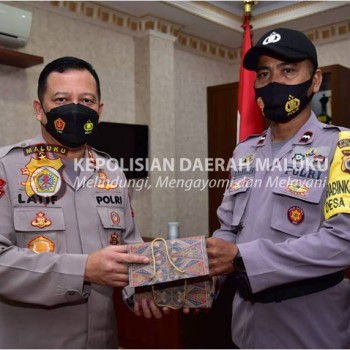 Kapolri Berikan Penghargaan Kepada Enam Anggota Polda Maluku