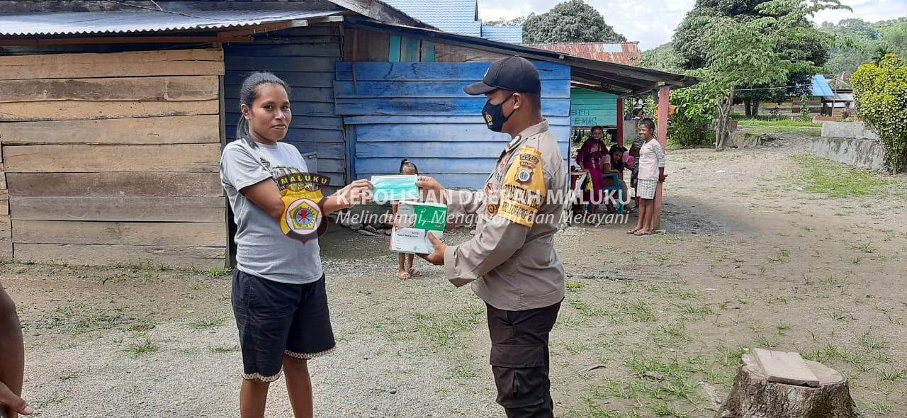 Masyarakat Mulai Abaiakan Protokol Kesehatan Bhabinkamtibmas Laksanakan Pembagian Masker Gratis