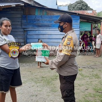 Masyarakat Mulai Abaiakan Protokol Kesehatan Bhabinkamtibmas Laksanakan Pembagian Masker Gratis