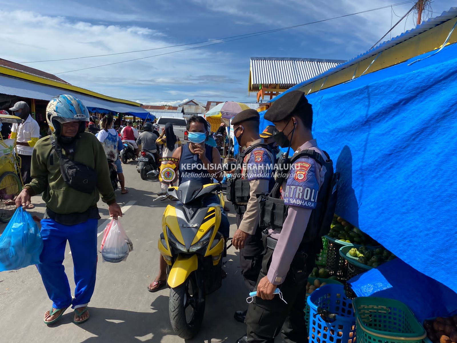 Dorong Percepatan Vaksinasi, Sat Samapta Polres Buru Gencar Lakukan Himbauan Disela Patroli