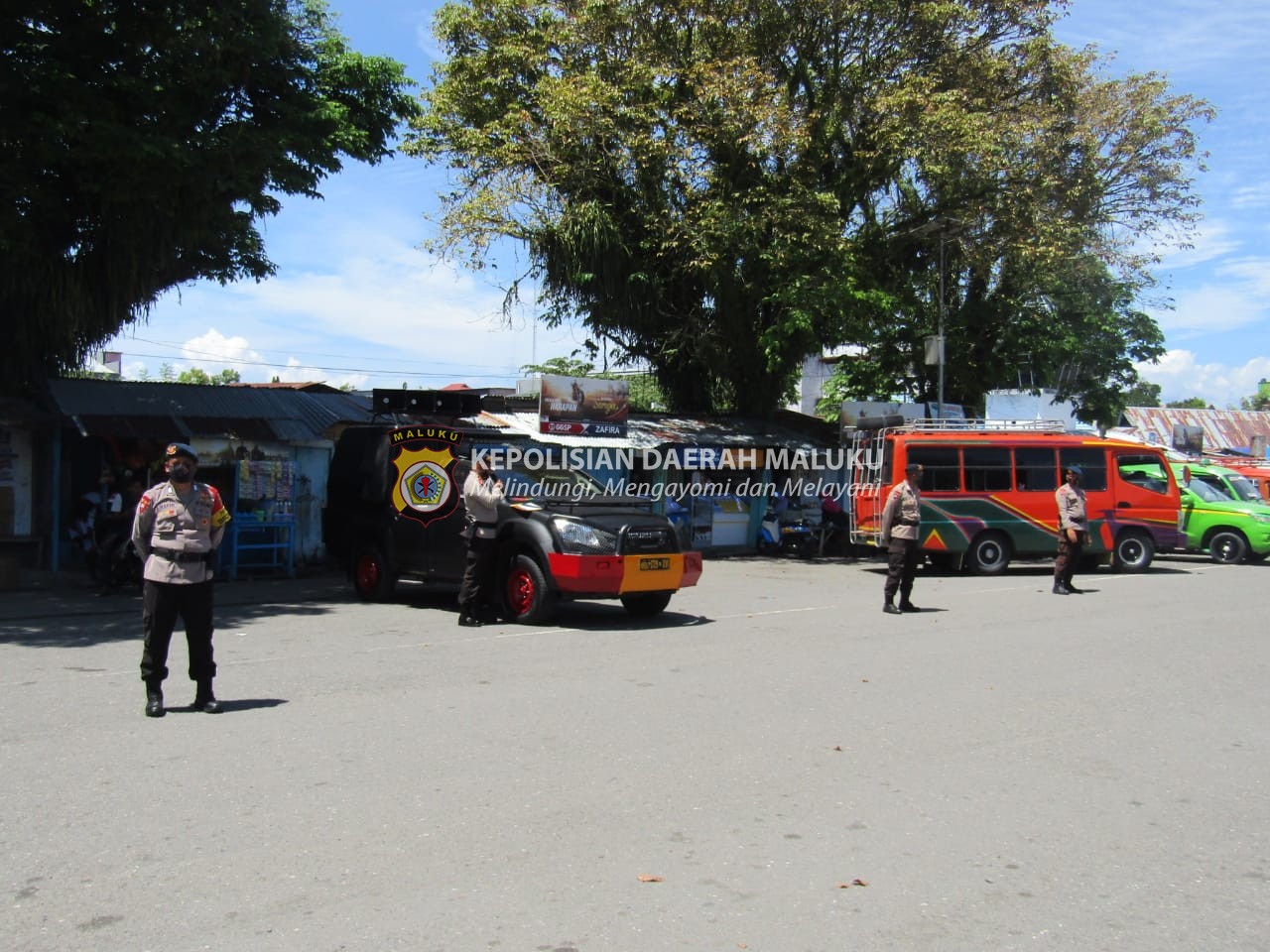 Personil Brimob Maluku, laksanakan Himbauan Protkes dengan menggunakan Mobil Pengeras suara