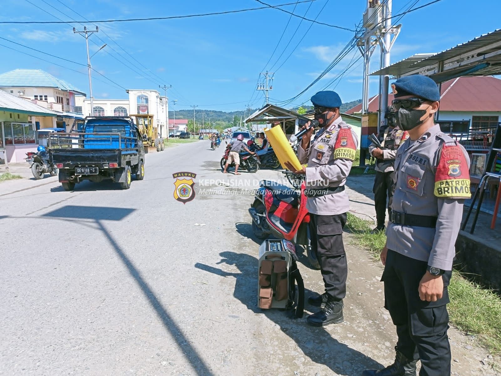 Brimob Kompi Piru terus himbau protkes bagi warga demi cegah wabah pendemi covid-19.