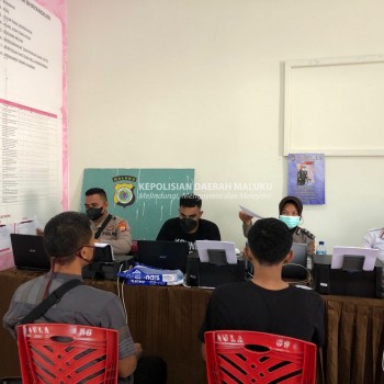 Kejar Target 70 Persen, Personil Polres Buru Antar Jemput Masyarakat & Pelajar Datangi Gerai Vaksin