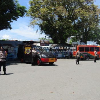 Personil Brimob Maluku, laksanakan Himbauan Protkes dengan menggunakan Mobil Pengeras suara